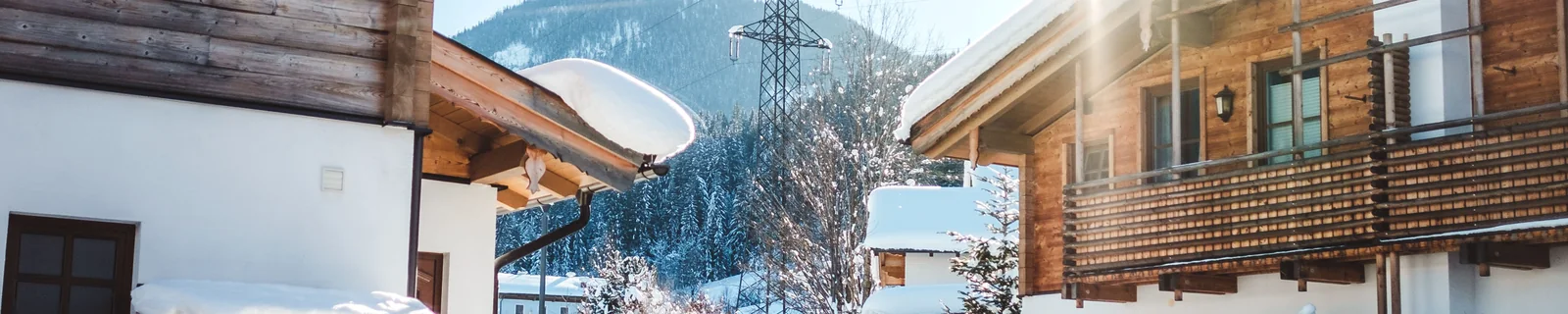 Verschneite Häuser in einer österreichischen Winterregion