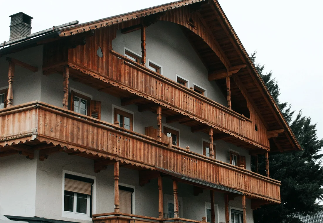 Traditionelles Ferienhaus mit Holzbalkonen in Tirol